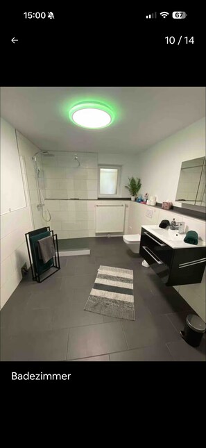 Shower, hair dryer, towels, soap - Vrbo Property (Mühltal)