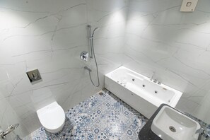 Single Room, 1 Double Bed | Bathroom - HOTEL BOBINA (Gorakhpur)