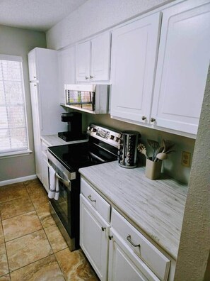 Fridge, microwave, oven, stovetop - Escape at DeSoto- Hot Springs Village, AR (Hot Springs Village)