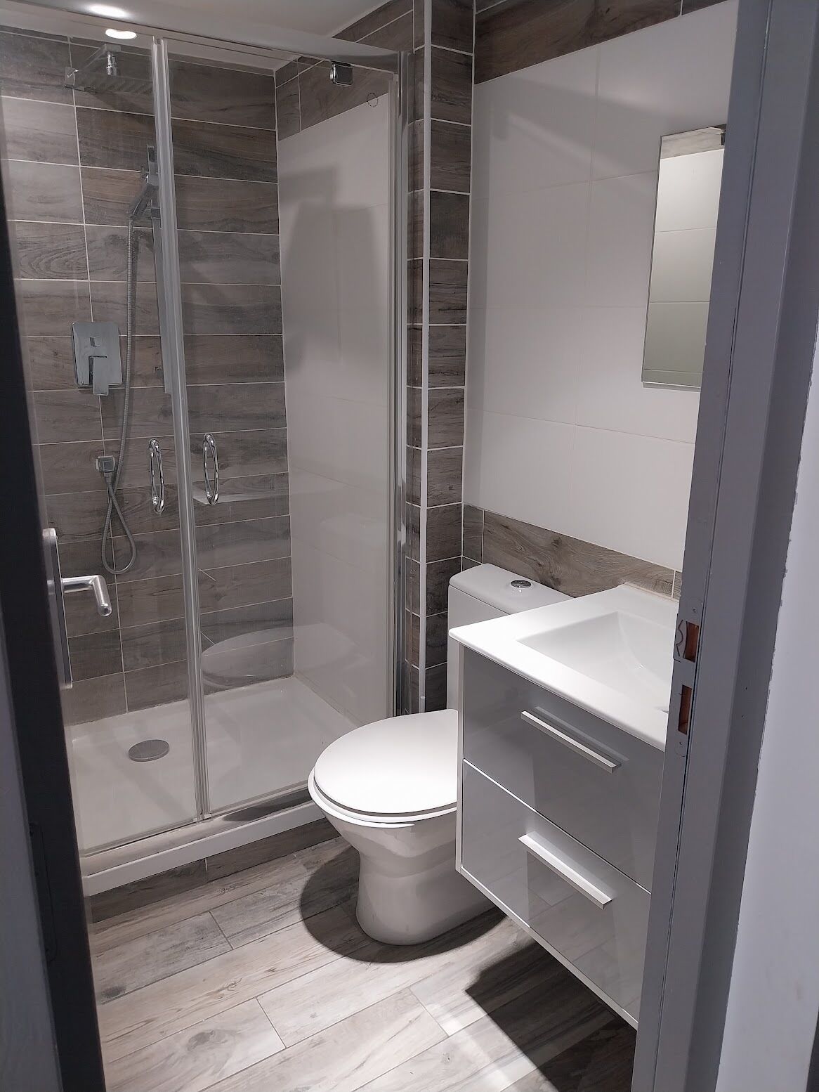 Dusche, Handtücher, Seife, Toilettenpapier