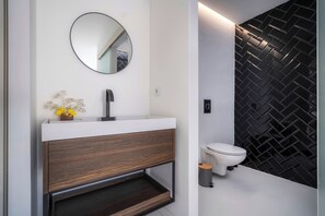 Haartrockner, Handtücher, Toilettenpapier