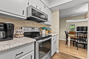 Fridge, microwave, oven, stovetop - The Villa at DeSoto in HSV, AR (Hot Springs Village)