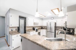 Fridge, microwave, oven, stovetop - Up to Par in Hot Springs Village, AR (Hot Springs Village)