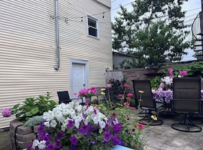 Outdoor dining - Welcoming 3-bedroom house in vibrant Chicago (Chicago)