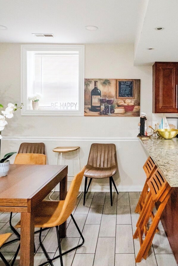 Dining - Welcoming 3-bedroom house in vibrant Chicago (Chicago)