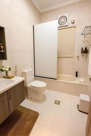 Appartement Supérieur, balcon, vue ville | Salle de bain | Sèche-cheveux