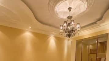 Appartement Supérieur, balcon, vue ville | Rideaux occultants, chambres insonorisées, fer et planche à repasser