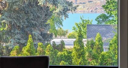 Lake Breeze Retreat · Newly Remodeled | Lake Views