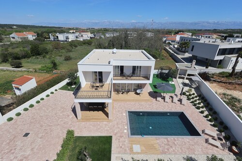 3-bedroom villa in gorgeous Zaton with cool AC