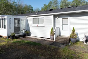 Exterior detail - Fire Pit, Grill, 3bd, 2ba, Dogs Ok, Fully Fenced Yard (Allee) (Aberdeen)