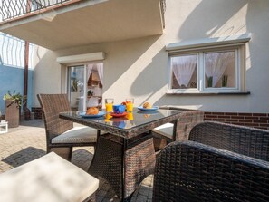 Outdoor dining - Wohnung in Darlowo mit Terrasse by Interhome (Darlowo)