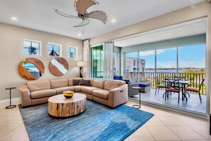 Smart TV - Stunning 3 Bedroom Coastal Getaway (Bradenton)
