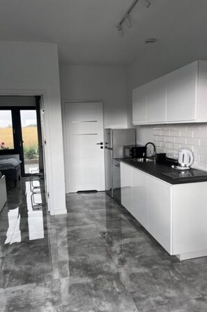 Fridge, microwave, dishwasher, cookware/dishes/utensils - Zwei-Zimmer-Reihenhauswohnung by Interhome (Gąski)