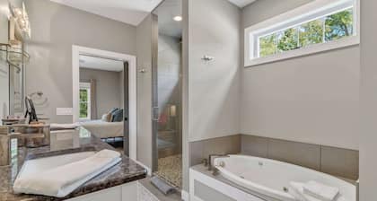 Fish Creek home- near downtown w/ Fire pit