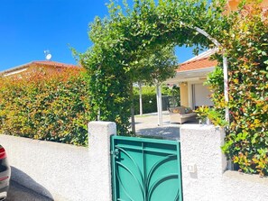 Property grounds - Villa Tiziana, a stone's throw from the sea, in the green trees, ideal for families (Calabria)