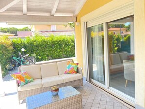 Terrace/patio - Villa Tiziana, a stone's throw from the sea, in the green trees, ideal for families (Calabria)
