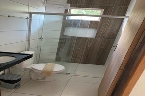 Dusche, kostenlose Toilettenartikel, Handtücher, Seife