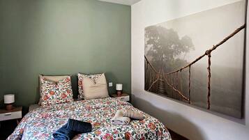 Tabla de planchar con plancha, wifi y ropa de cama