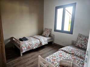 Tabla de planchar con plancha, wifi, ropa de cama