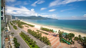 A coastal cityscape with a beach, roads, and high-rise buildings. - A la Carte - Coralie Luxury Seaview Aprtment (Đà Nẵng)