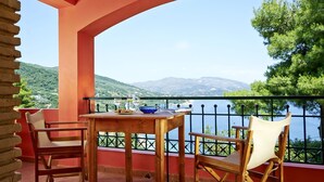 Outdoor dining - Turtle Island Studio mit Panorama Meerblick by Interhome (Agios Leon)