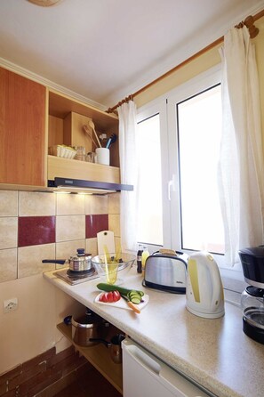 Kühlschrank, Kochgeschirr/Geschirr/Besteck