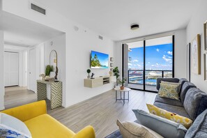 Smart TV - Luxury 2-Bedroom Apartment in Downtown Miami with AC (Miami)
