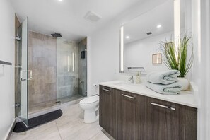 Shower, hair dryer, towels, soap - Luxury 2-Bedroom Apartment in Downtown Miami with AC (Miami)