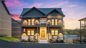 Un immeuble de deux étages doté d’un balcon, d’une entrée principale et d’une enseigne indiquant le numéro 309.