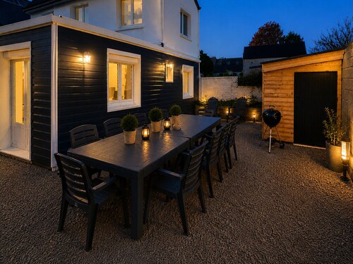 "Chez G & G" Renovated family home sleeps 8, walking distance to beach.
