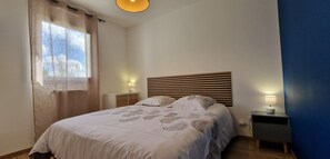 Tabla de planchar con plancha, wifi gratis y ropa de cama 