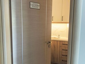Puerta cerrada con un letrero que indica un cuarto de lavandería.