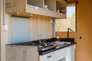 Wasserkocher mit Kaffee-/Teezubehör, Kühlschrank, Herdplatte