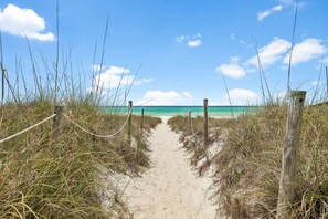 Beach nearby - Brand New • Gulf Views, Private Pool, Game Room, & Elevator • Steps to Beach (Panama City Beach)