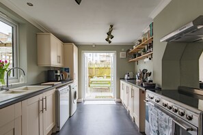 Fridge, microwave, oven, dishwasher - Whispering Waves, Hythe (Hythe)