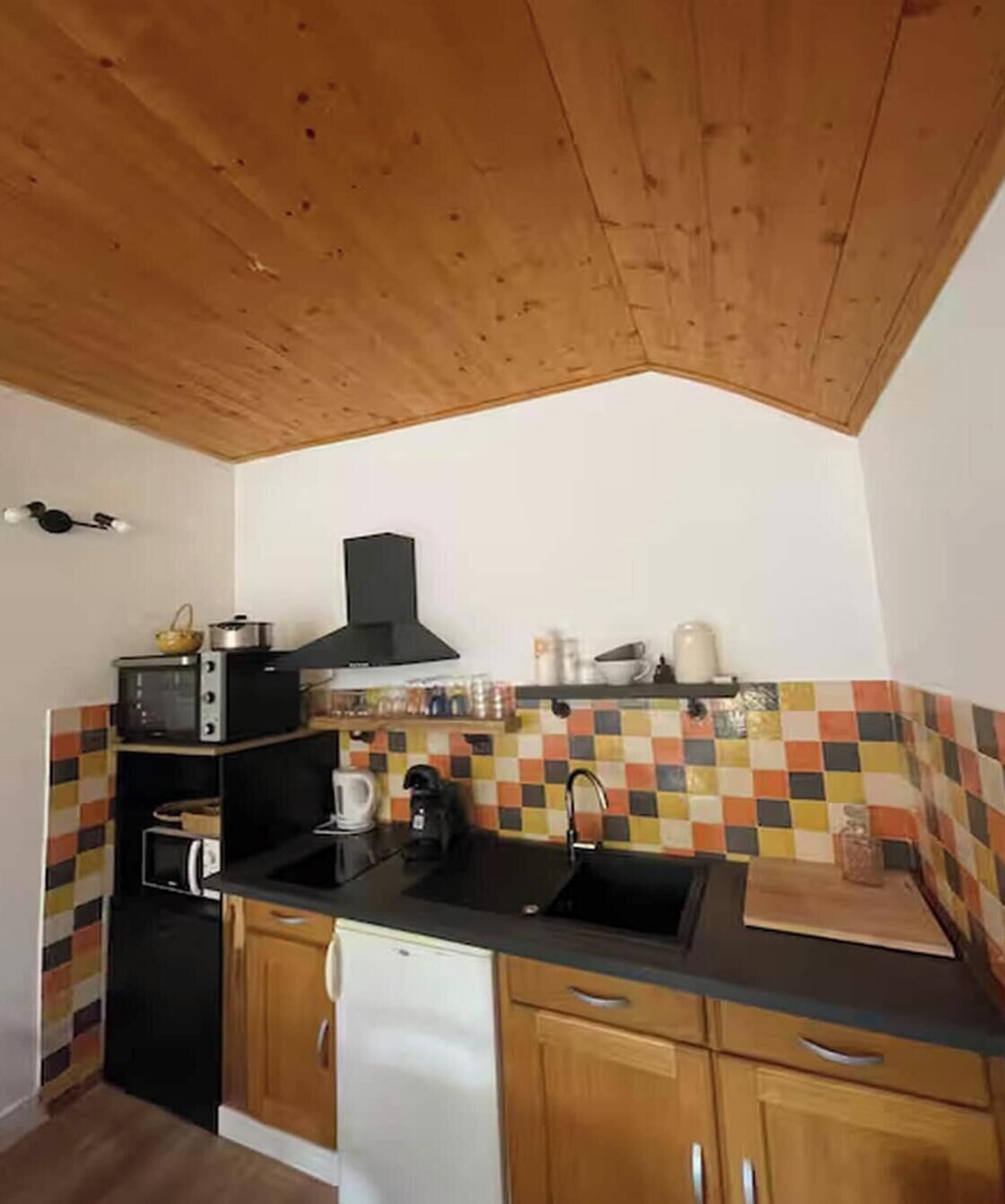 Fridge, microwave, oven, coffee/tea maker