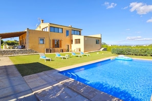 A modern two-story house with a swimming pool, a covered patio, and a well-maintained lawn. - Tranquil Binissalem Country Home with Pool (Binissalem)