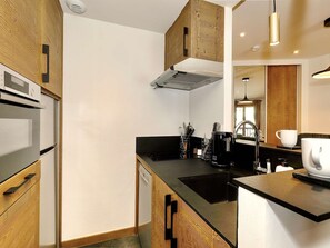 Fridge, microwave, stovetop, dishwasher - Ski-In/Ski-Out 2BR Apartment, South Facing, Parking, Wi-Fi - Courchevel Village (Courchevel 1550)