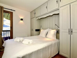 Free WiFi - Ski-In/Ski-Out 2BR Apartment, South Facing, Parking, Wi-Fi - Courchevel Village (Courchevel 1550)
