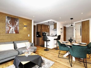 Living area - Ski-In/Ski-Out 2BR Apartment, South Facing, Parking, Wi-Fi - Courchevel Village (Courchevel 1550)