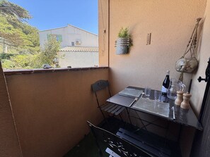 Outdoor dining - Renovated studio, parking - 4 guests (Six-Fours-les-Plages)