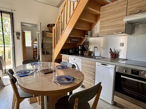 Fridge, microwave, oven, stovetop - Apartment with parking, mountain view - 5 guests (Argelès-sur-Mer)
