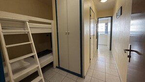 A corridor with bunk beds, a door, and a view into another room. - Studio near fish market - 4 guests (Arcachon)