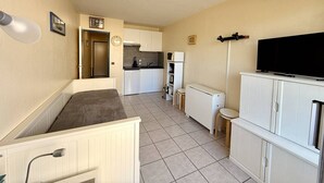 A compact living space with a kitchenette, a television, and a small dining area. - Studio near fish market - 4 guests (Arcachon)