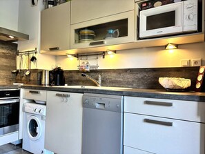 Private kitchen - Apartment with AC - 4 guests (La Londe-les-Maures)