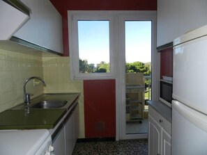 Private kitchen - Spacious apartment, parking - 4 guests (Le Lavandou)