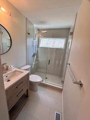 Sèche-cheveux, serviettes fournies, papier toilette