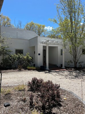 Exterior - East Hampton 5BR Luxury Home with Heated Pool, Sauna Wine Room Near Beaches Stay (East Hampton)