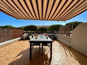 Outdoor dining - Apartment with AC and parking - 3 guests (Saint-Cyprien)