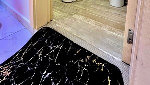 Un bagno con il water, un bidet e un lavandino.